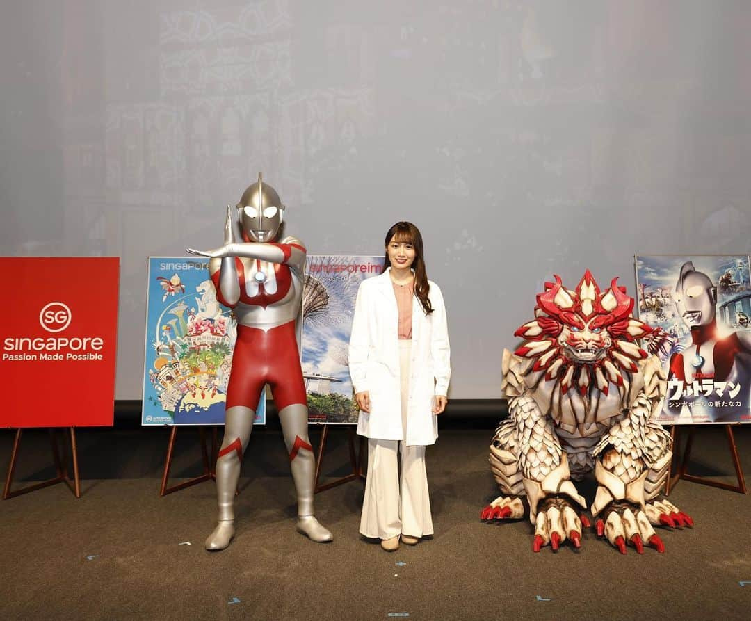 黒木ひかりさんのインスタグラム写真 - (黒木ひかりInstagram)「「SingapoReimagine ULTRAMAN ふたたび、旅へ。シンガポール」イベントに出演しました！  いやぁ完全版の迫力は圧巻です！🦁 ソフビ人形持って早く壁画の前で写真撮りたいな〜楽しみだ🤭 #マーライガー の鳴き声も素敵なんですよね✨ 今日はよりシンガポールに行きたくなる一日でした🇸🇬 #ウルトラマン」4月12日 22時10分 - kuroki_hikari