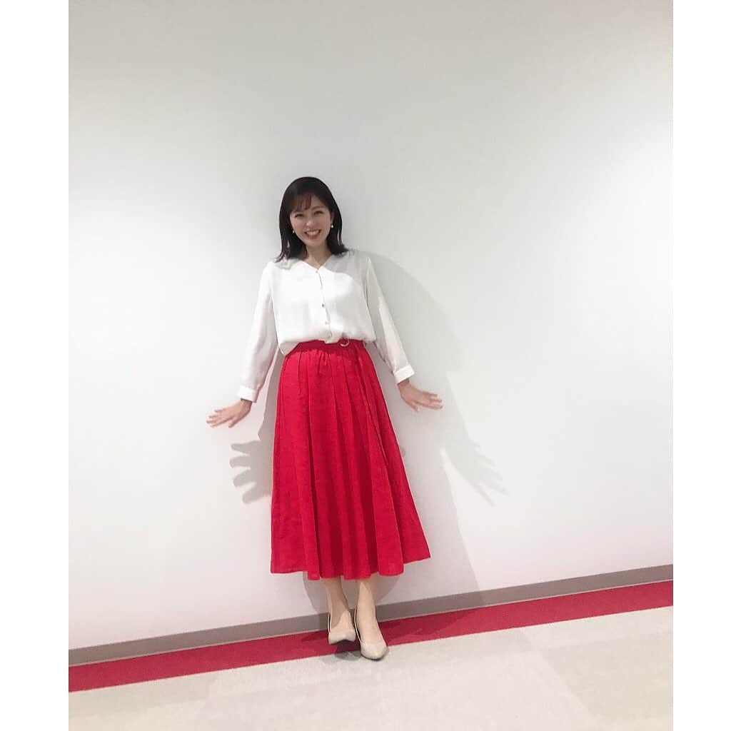 のインスタグラム：「* 今日の私服です  エンゼルスカラーだね👀✨ って💕💕  たしかにー‼️ 気づかなかった🤍  大谷選手カラーを記念に 写真を撮ってー🤍❤️ 2枚目の人に頼んだら 自撮り🤳  可愛い子ですよー💕  #NBC #NBC長崎放送 #アナウンサー #豊﨑なつき」