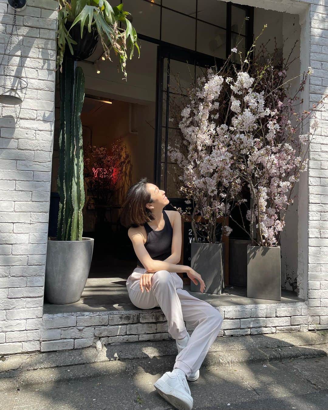 熊澤枝里子のインスタグラム：「@elura_official  のテロンとした素材のセンタープレスジョガーパンツ。 スウェットの様にはきたくて、綺麗めシルエットのジョガーパンツをあえて大きいサイズにしましたらば、私にはとても勝手が良いです🧡 白のトートバッグも、#elura のもの。 軽くてPCも入り使いやすいサイズ感✨  #elura2022ss  #エルーラ #大人の悩みに効くコーデ .stにてチェック✔︎」