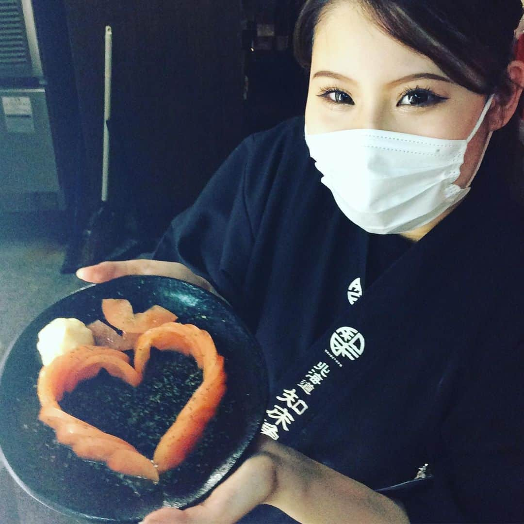 知床漁場寝屋川店さんのインスタグラム写真 - (知床漁場寝屋川店Instagram)「毎度おおきに〜🍺 知床漁場寝屋川店です😋 本日は女子会のご予約がありましたのでトマトスライスをハートにしてみました！お料理は遊び心も大事ですよね〜🤗 週末のお席もまだ空いておりますのでご予約お待ちしております🎉 お手軽に飲みたいなら知床漁場寝屋川店へ‼️  #知床漁場寝屋川店#寝屋川市駅#居酒屋#北海道#海鮮#飲み放題#牡蠣#ホタテ#コース#日本酒#宴会#飲み会#ソーシャルディスタンス#コロナに負けない#人と人を繋ぐ#京阪#大阪グルメ#あてまき#テイクアウト」4月12日 23時14分 - shiretoko.neyagawa