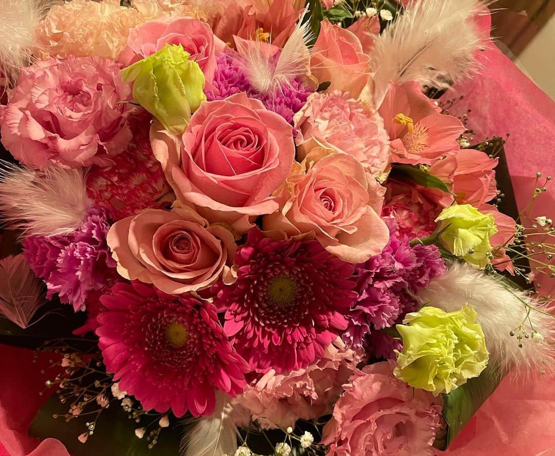 加藤綾菜さんのインスタグラム写真 - (加藤綾菜Instagram)「４月１２日で34歳になりました♡  先程までテレビ収録でしてプレゼントにお布団頂きました♪嬉しい😭 嬉しいスタート👍  帰ったら親友達からプレゼントが自宅に届いてました🥺💕  ピンクのお花と可愛い食器達は鈴木奈々ちゃん❤️0時ぴったりのラインも！  赤いお花は神田さん♡  休めるように身体を考えてuchinoの寝巻きはアヤチャン♡  コーヒーメーカーとお花は事務所から❤️   他にも大切な友達達😭❤️ 一個一個宝物🥰嬉しい😭  カトちゃんからは、洋服と人間ドックのプレゼント！笑 カトちゃんがサプライズで祝ってくれた動画にも沢山コメントありがとうございます❤️ (可愛いからリールみて！)  DMや連絡くれた方もありがとうございます😭  サプライズ動画や画像を載せてくれたファンの方々　大切な時間を私に使ってくださりありがとうございます😭❤️ 動画も保存してます✨  21歳でカトちゃんと付き合い初めて13年目！ 応援して頂き感謝しかありません。  カトちゃんの為に生きる人生は素晴らしい。 サポートも仕事も勉強も一層頑張ってまいります！  皆さん大好きです❤️😘  #なな、ゆか、あや、ゆみ、わたる、たかまさ、みく、みらつさん、たまちゃん、まぁちゃん、はやせさん、かよ、なっちゃん、山形さん、山田さん、小野君、池内さん、西澤さん、矢嶋さん、神田さん、ママ、パパ #プレゼントありがとう🎁 #幸せ #誕生日」4月12日 23時15分 - katoayana0412