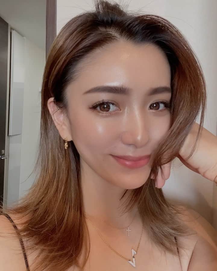 谷口紗耶香のインスタグラム：「毎日ばたつきが落ち着く頃には、寝落ちしちゃうくらいな日々が続いてて。それでも太陽が昇るとシャキッとしちゃうカラダ🌼 👶🏻が22時くらいから2時間くらい寝てくれる日はそこ目掛けて 家事やら学校の裁縫やらプリントやら片付けてんだけど、昨日も書きながら寝落ちした。笑 みんな今日もおつかれ様🤟🏼 #食洗機と突っ込めば乾く洗濯機が神」