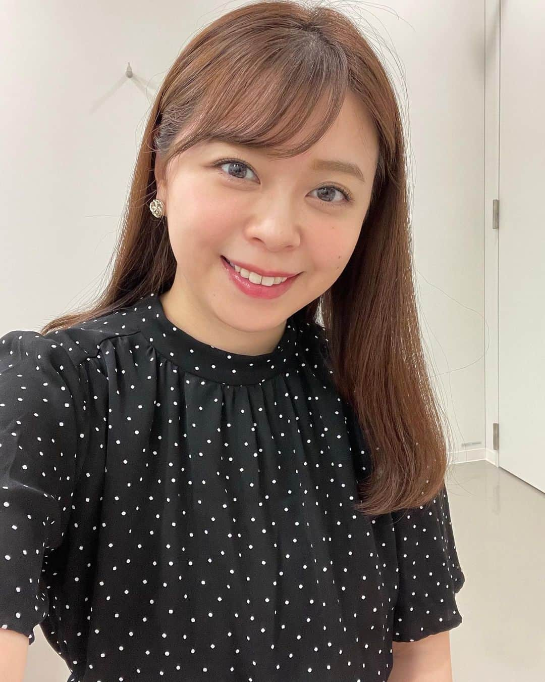 上杉桜子のインスタグラム：「スタジオ収録でした🎤 いやぁ〜今日は暑かったですね！ 衣装ももう半袖です🌴  女神のマルシェ是非ご覧ください😌  #日テレ #女神のマルシェ #アナウンサー #上杉桜子」