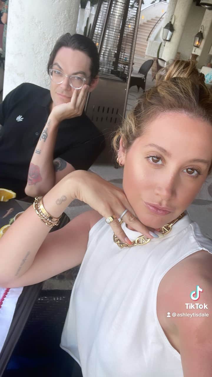 アシュレイ・ティスデイルのインスタグラム：「When In Cabo ☀️🌴🍹」