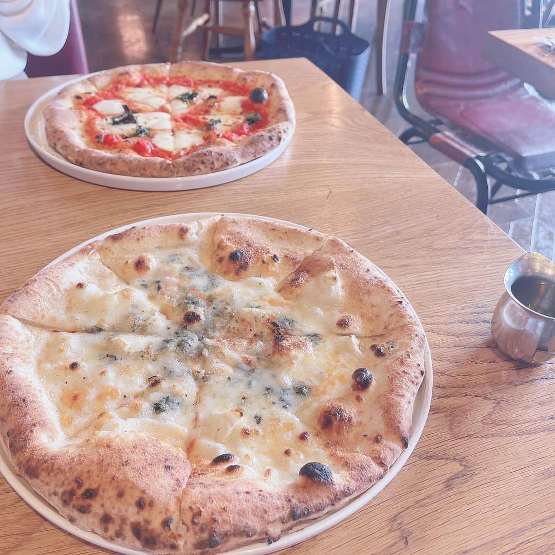 戸奈あゆみさんのインスタグラム写真 - (戸奈あゆみInstagram)「クワトロフォルマッジはとても好き🍕 チーズと蜂蜜のコラボは最強だと思う✨  #カフェ #カフェ巡り #カフェ部 #カフェ好きな人と繋がりたい #カフェ活  #ランチ #オシャレカフェ #お昼ご飯 #cafe  #中目黒カフェ  #中目黒グルメ #ご飯 #オシャレ #ピザ #クワトロフォルマッジ」4月13日 0時17分 - ayumi_tona