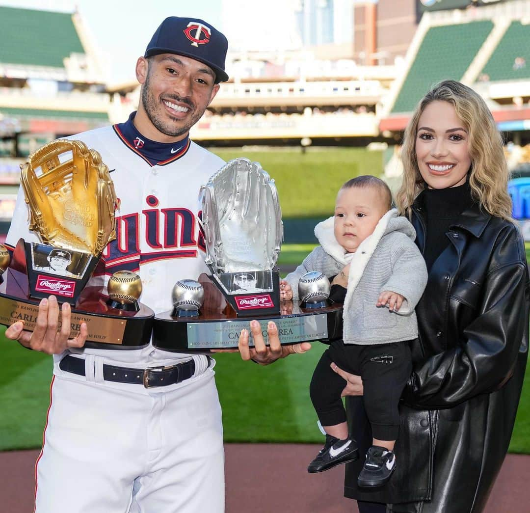 カルロス・コレアさんのインスタグラム写真 - (カルロス・コレアInstagram)「Ever since I was 5 years old I wanted to win a Gold Glove just like my idols growing up. 22 years later I’m a Gold and Platinum Glover. If I could talk to my younger self I would tell him that all the hard work is going to pay off. That all the hours spent on the baseball field are gonna be worth it. That your passion and love for the game is going to be rewarded. SO KEEP GOING 🙏🏽  Thank you Mom and Dad for pushing me every day and making me the person and player I am today.   Thank you to my teammates and coaches because without you it wouldn’t be possible.   Thank you to my wife for your love and constant support and for giving me the greatest gift in the world… Baby Kylo 😍」4月13日 2時21分 - teamcjcorrea