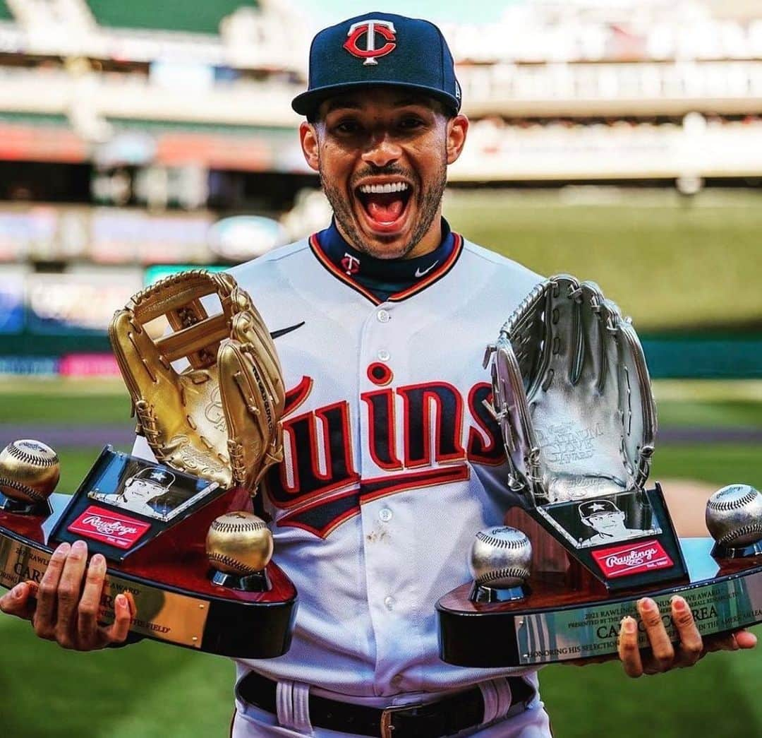 カルロス・コレアのインスタグラム：「Ever since I was 5 years old I wanted to win a Gold Glove just like my idols growing up. 22 years later I’m a Gold and Platinum Glover. If I could talk to my younger self I would tell him that all the hard work is going to pay off. That all the hours spent on the baseball field are gonna be worth it. That your passion and love for the game is going to be rewarded. SO KEEP GOING 🙏🏽  Thank you Mom and Dad for pushing me every day and making me the person and player I am today.   Thank you to my teammates and coaches because without you it wouldn’t be possible.   Thank you to my wife for your love and constant support and for giving me the greatest gift in the world… Baby Kylo 😍」