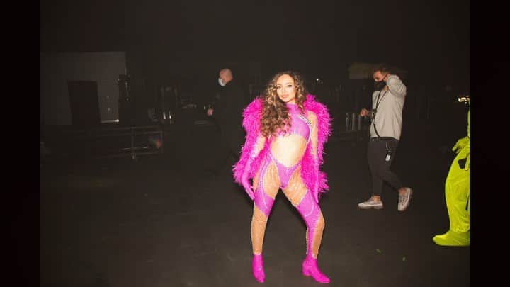 のインスタグラム：「Back in our happy place 🥺 So excited to see you all at the Dublin show tonight 💖 #ConfettiTour  📸 @callumshots」