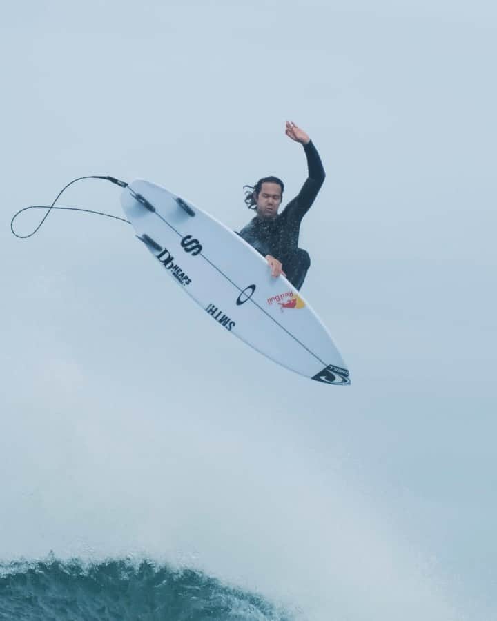 ジョーディ・スミスのインスタグラム：「Better late than never;) Ep 7 of Silver Linings is live. Portugal has some of the best waves on tour and I’ve had some of my best waves in a contest jersey in Portugal. I still haven’t got a win here despite a few finals but win or lose I always score so many good waves. Hit the link in bio and thanks to all that have been following the series and tune into Bells later. I’ll be coming up in heat 3 if they run.  @oneillusa @oneilleurope #firstnameinthewater  🎥 @nickchristyfilm」