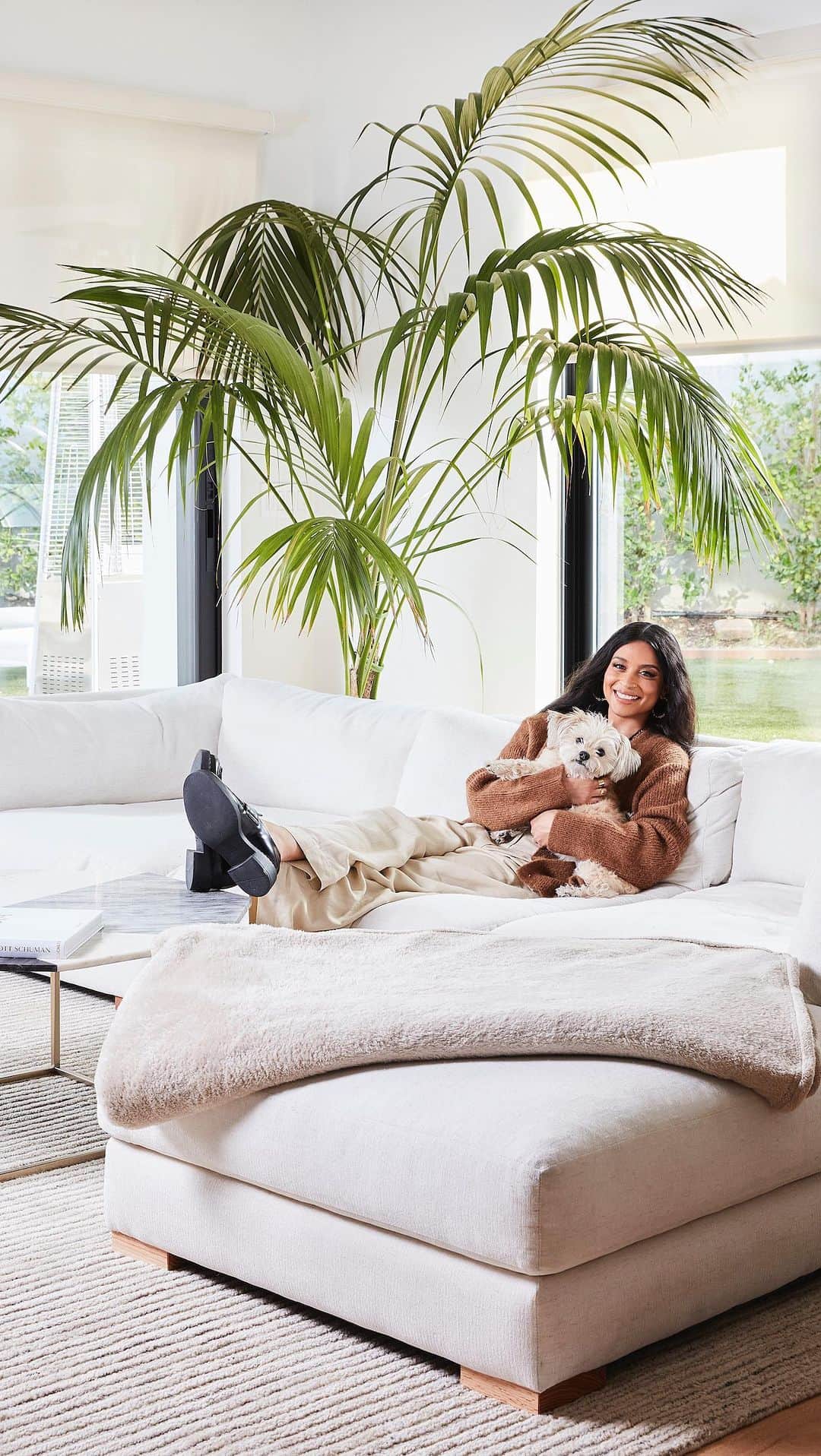 MT DOMAINEのインスタグラム：「Author, actress, and creator Lilly Singh (@lilly) gives us a tour of her LA home, and it's nothing short of amazing. ✨  "My office is a place that I planned out to a ‘T’—How do I want to feel? How do I want to work? How do I want to manifest? Everything—the recipe to success is in the room," Singh tells us.  See more of our cover star's beautiful space via the link in our bio. #MyDomaine」
