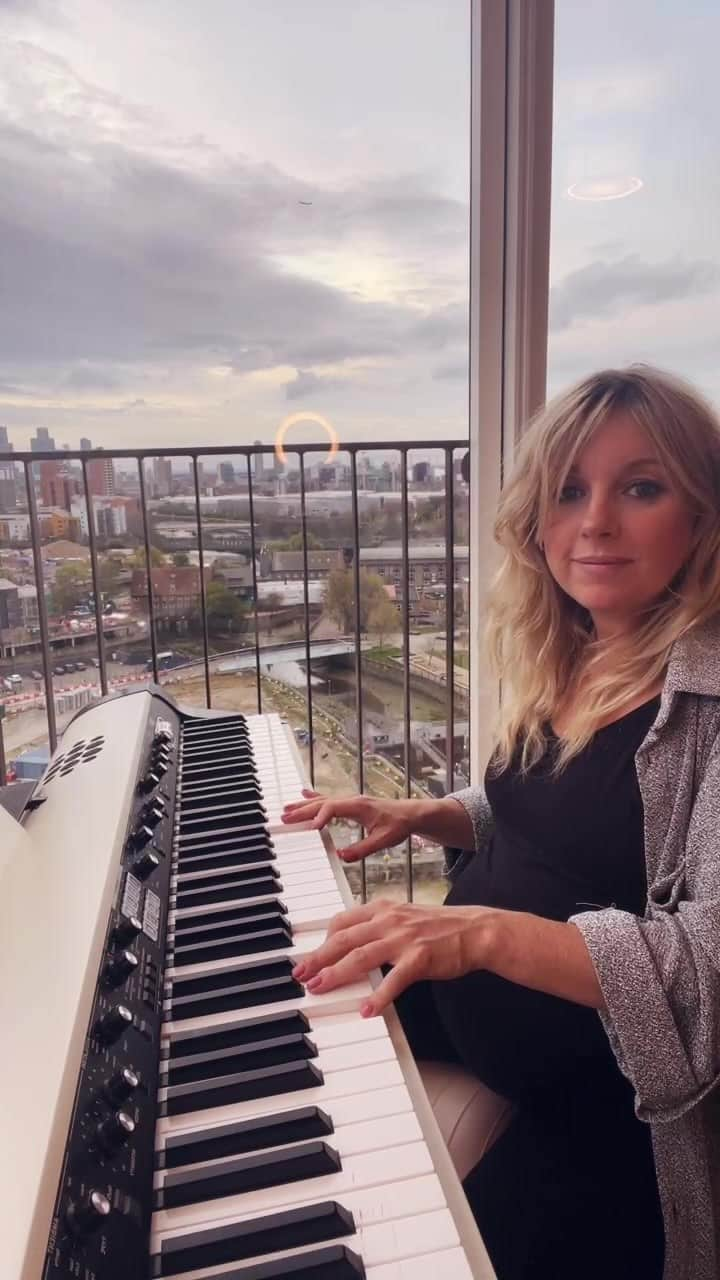 リトル・ブーツのインスタグラム：「Live stream from me and the bump ! Playing some acoustic versions of songs from my new album and chatting, thanks everyone who joined ! #liveperformance #gig #livestreamconcert #pregnantpianist」