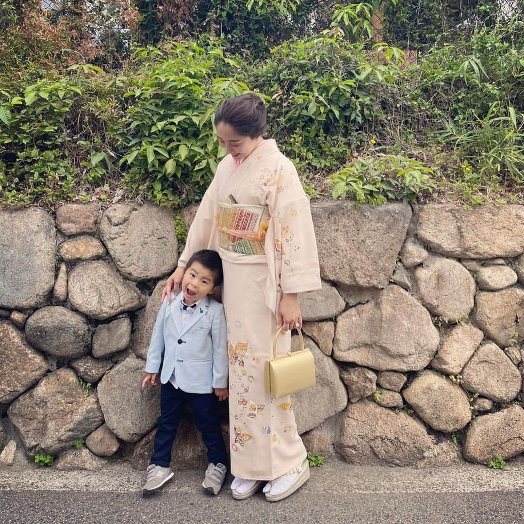 小川ひとみさんのインスタグラム写真 - (小川ひとみInstagram)「今日は入園式がありました🌸 息子が幼稚園での３年間 お友達や先生方と 楽しい毎日を過ごせますように🥰 #入園式 #お着物 #mamalife」4月13日 13時47分 - hitomy220