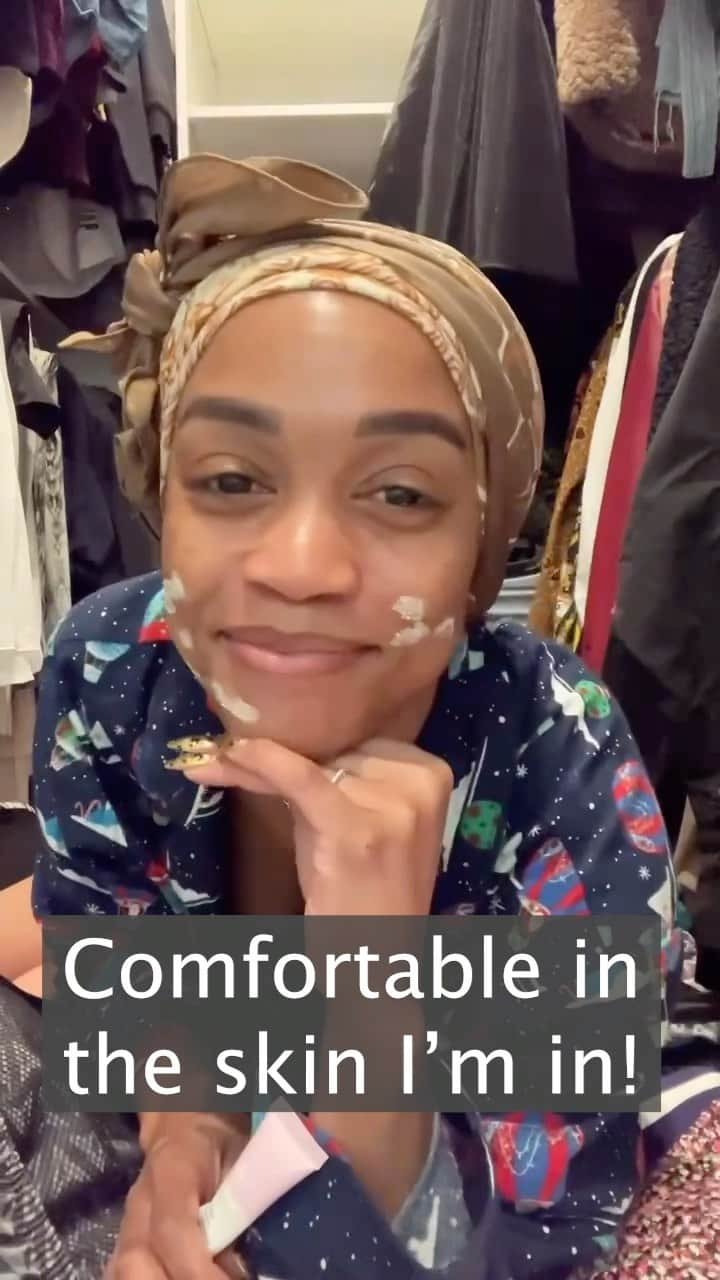 レイチェル・リンゼイのインスタグラム：「Comfortable with @glossier on my face, even more comfortable with the skin I’m in! 🥰 🧖🏾‍♀️ #GetReadyWithMe #GRWM」