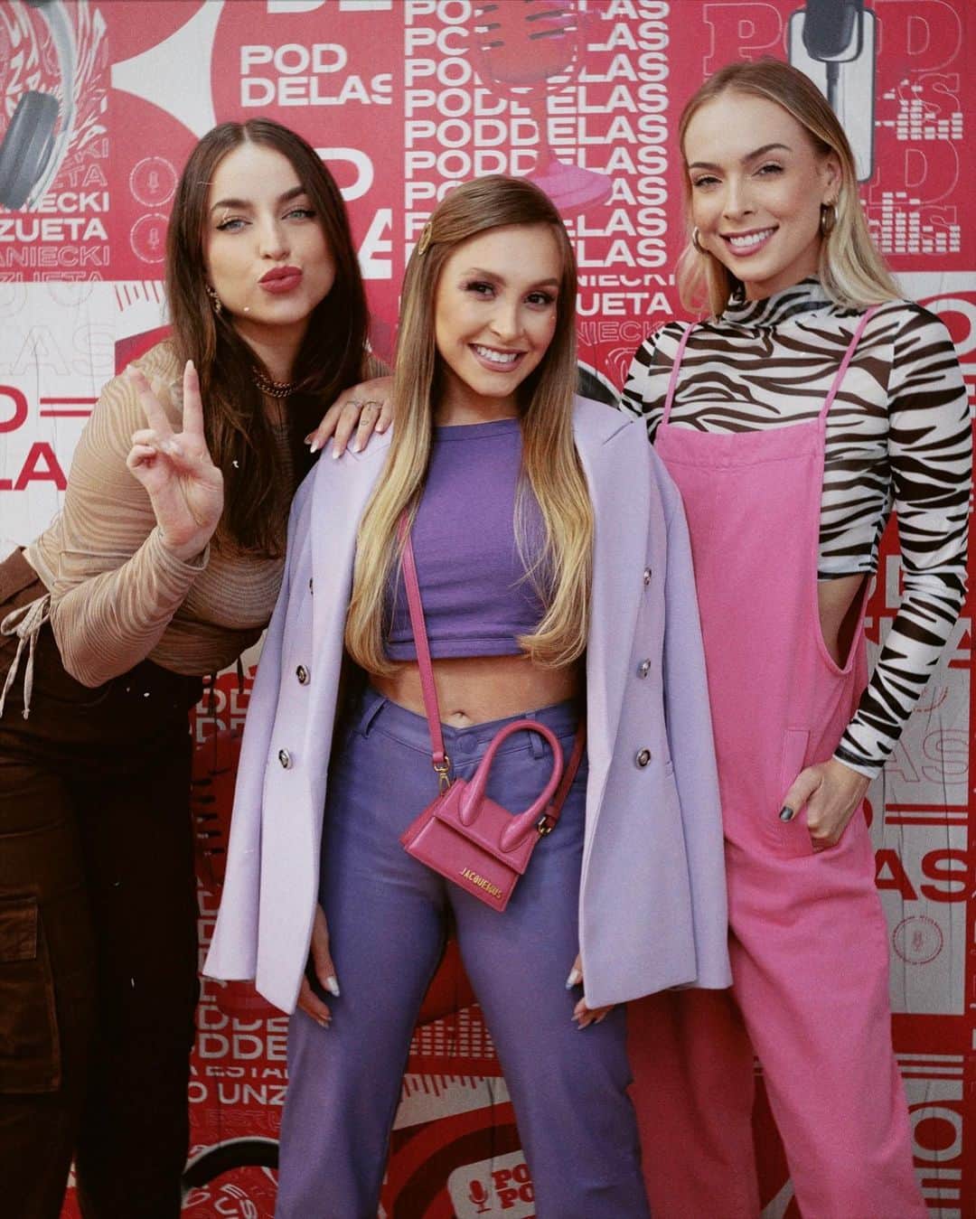 Bruna Unzuetaのインスタグラム：「Veeeem assistir a gnt! Estamos ao vivo no @poddelas ❤️」