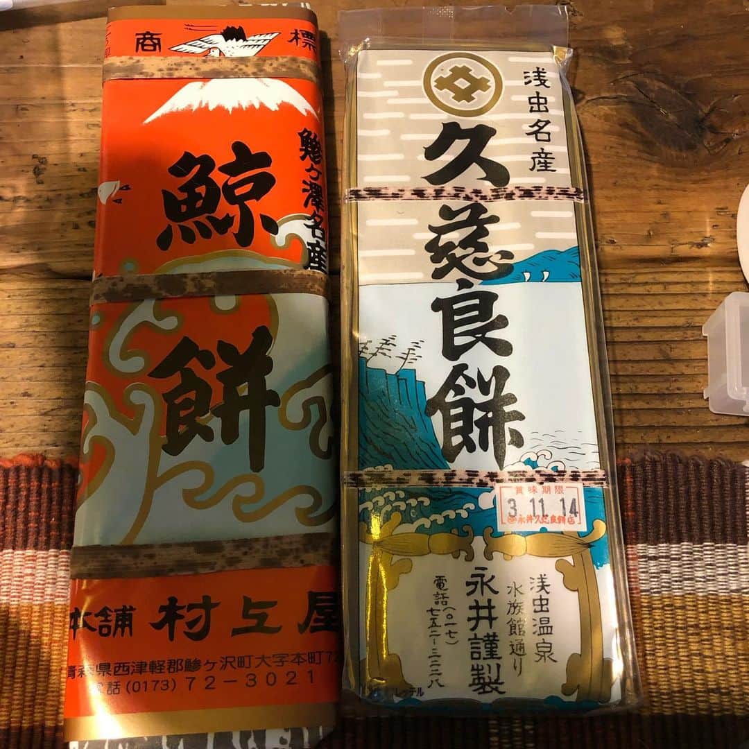能町みね子のインスタグラム：「鯵ヶ沢の鯨餅🐳浅虫の久慈良餅🐋どちらもすばらしいパッケージであります(余計なものが写り込んでいます)(賞味期限切れてますが、写真が古いだけです)」