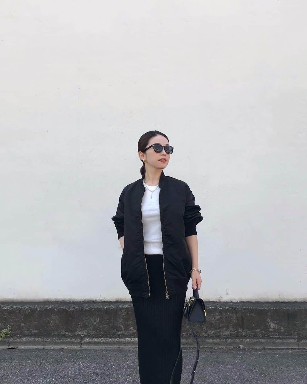 muua777のインスタグラム：「. ⁡ 顔タイプ診断の先生に アクセそれぞれのサイズ感を 褒めてもらった日。 ⁡ ボリュームのあるネックレスが 流行っているけど、 ⁡ わたしの小ぶりな目の顔には 顔が負けてしまうから🙅🏼‍♀️ ⁡ その代わりにブレスレットで ボリューム出してるのが🙆🏼‍♀️でした！ ⁡ 感覚と理論の答え合わせ… ⁡ より自分の感覚に自信が持てる きっかけになりました☺️🤲 ⁡ ⁡ outer… #deuxiemeclasse  skirt… #whimgazette  bag… #demellier」