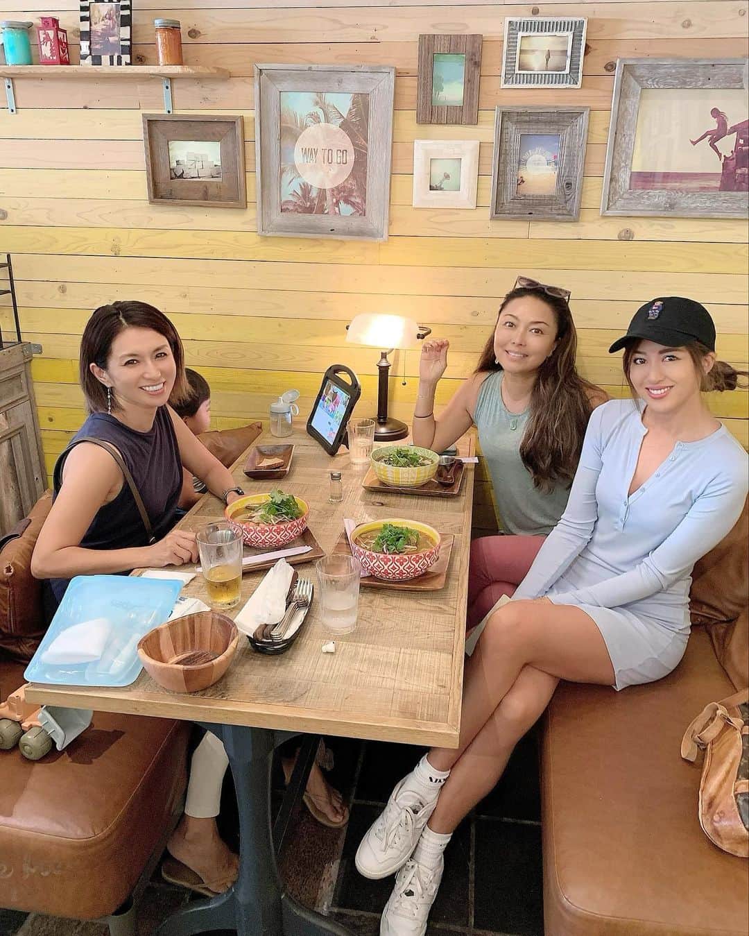 間瀬ゆきのインスタグラム：「はー🥰❤️今日も楽しかった🙌 大好きな2人とランチ🍴 @alohikini @miefromhawaii   一緒にいるだけでHappyになれる人っているよね💕  最近思うことは、自分が大切にしたいと思う人を 自分の人生の中でフォーカスしていこうってこと💙 自分の視点をどこに置くかで、全てが変わる👍  Love❤️❤️❤️」