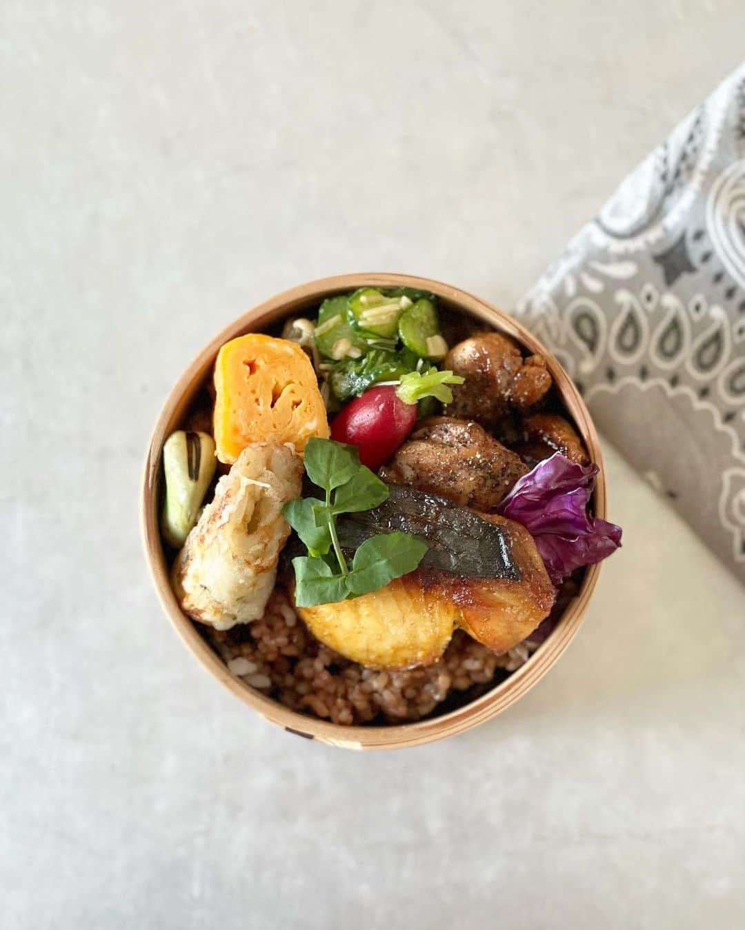 神崎恵さんのインスタグラム写真 - (神崎恵Instagram)「今日も暑い日になりそうです。 お弁当。 サワラはカレー風味。 鶏肉はブラックペッパーをきかせて。 暑くてもご飯が進む味付けにしました。 多めに揚げた大葉の磯辺揚げ、あとで食べるのが楽しみ🤤  #meggben #恵弁 #お弁当」4月13日 8時41分 - megumi_kanzaki