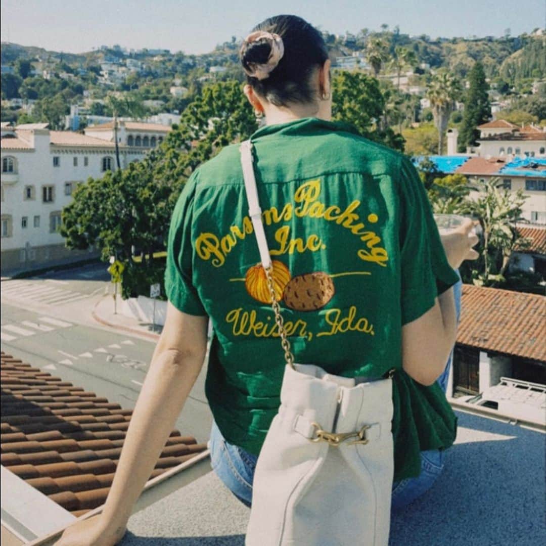 コートニー・イートンのインスタグラム：「Potatoes and onions?  #ysl @ysl」