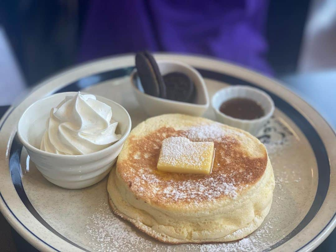 栗原友さんのインスタグラム写真 - (栗原友Instagram)「今日からファスティング。先日食べに行ったパンケーキが忘れられなくて写真を眺めている。大人2人子供2人で完食。このほかステーキサンド、オムレツサンド、カルボナーラライス、ホワイトソースオムライス、サラダ2皿も完食。 とろんちょ、ふわんちょな美味しい料理の数々、スタッフの方のホスピタリティ、なんて素敵空間！ 久しぶりにこのハッシュタグを使おう。 #クリトモのリアルに好きなもの  家から1時間かかるけど、絶対にまた行きたい。今すぐ行きたい。 卵が好きすぎる🥚🥚🥚🍳」4月13日 10時07分 - kuri__tomo