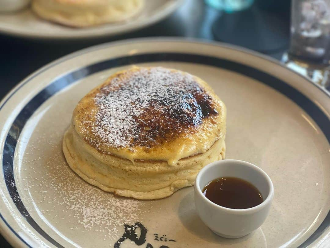 栗原友さんのインスタグラム写真 - (栗原友Instagram)「今日からファスティング。先日食べに行ったパンケーキが忘れられなくて写真を眺めている。大人2人子供2人で完食。このほかステーキサンド、オムレツサンド、カルボナーラライス、ホワイトソースオムライス、サラダ2皿も完食。 とろんちょ、ふわんちょな美味しい料理の数々、スタッフの方のホスピタリティ、なんて素敵空間！ 久しぶりにこのハッシュタグを使おう。 #クリトモのリアルに好きなもの  家から1時間かかるけど、絶対にまた行きたい。今すぐ行きたい。 卵が好きすぎる🥚🥚🥚🍳」4月13日 10時07分 - kuri__tomo