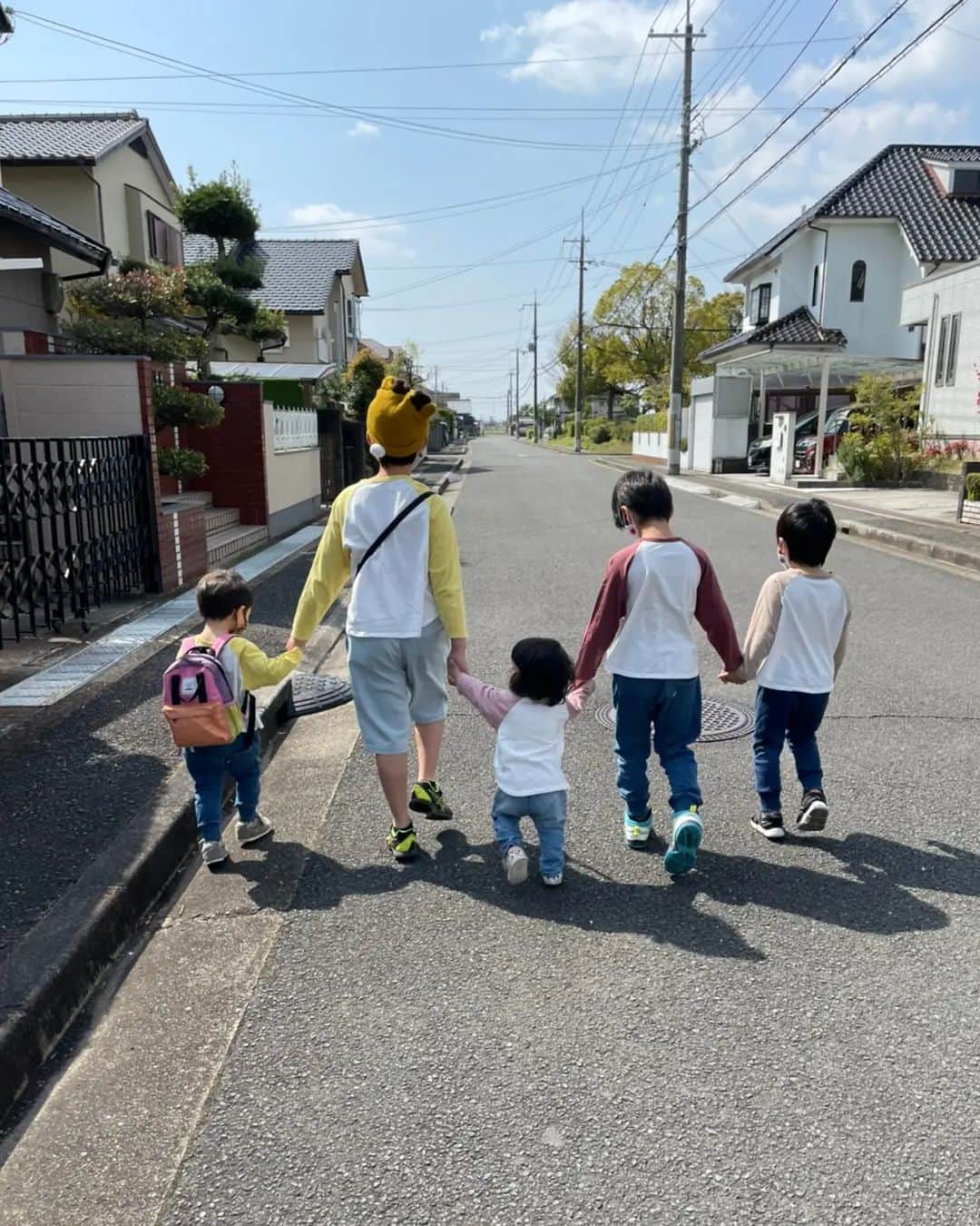 吉川莉早のインスタグラム：「妹から届いた写真😍  お兄ちゃん達に守られてる末っ子😂長男は鹿の帽子がお気に入りで家の中でも学校でも被っているみたい。そして、４男がとうとう幼稚園🌸 妹の家はいつも話題が尽きない。」