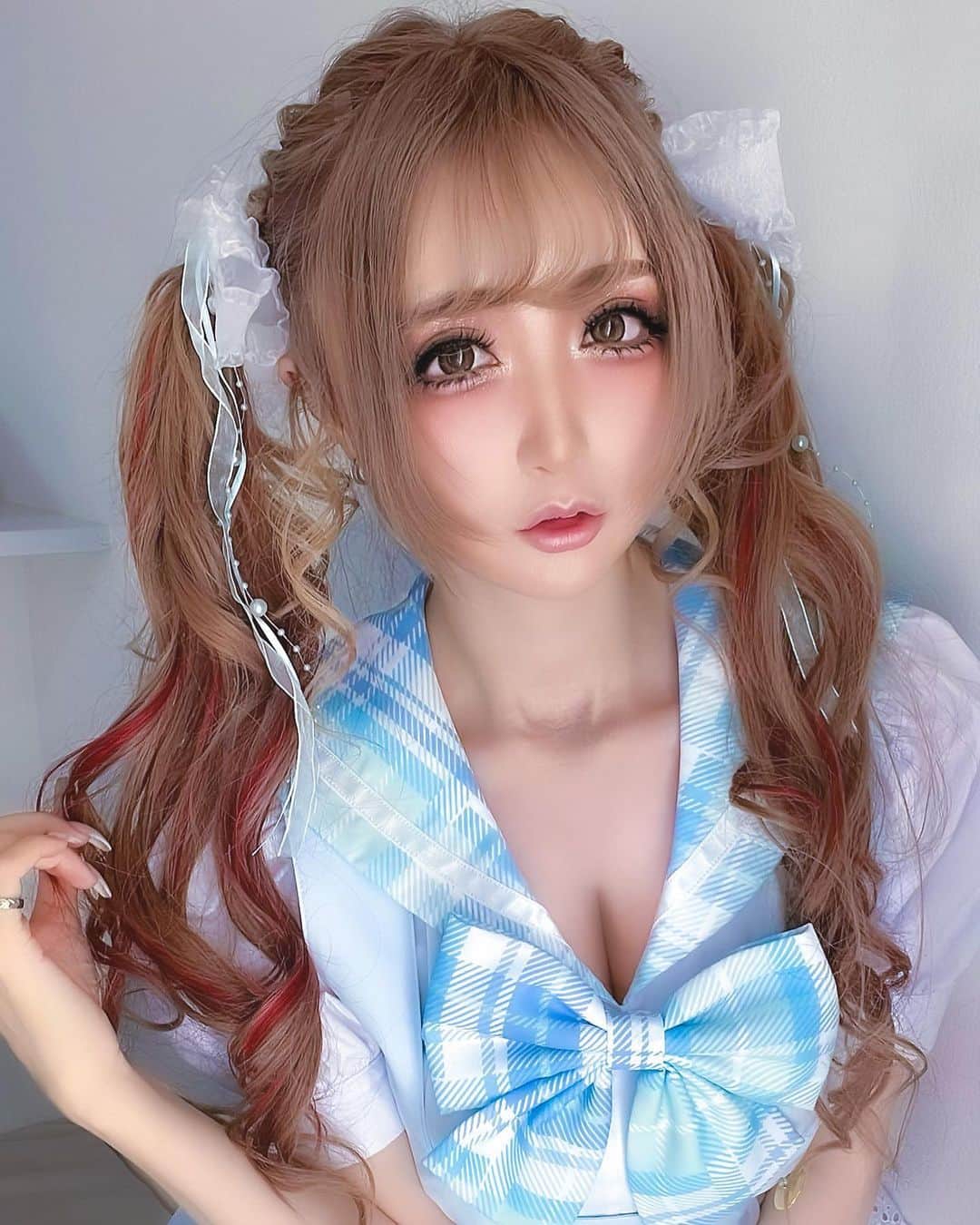 のインスタグラム：「今後のカモミールのスケジュールは  🤍4/16 まいふぇいぶ一日店長イベント  場所は神宮通りにある"パセラ"の地下1F にあるまいふぇいぶ渋谷店！！ ライブあり！トークあり！ コラボフードあり！コラボドリンクあり！ コラボフードはなんと人生初のハニトー！ カモミールがハニトーになっちゃいます！ 3種類あるのでコンプして欲しい♡♡♡ ライブのセトリを本日公開しました！ Twitter @chamomile_chami 詳細投稿見に来てチェックお願いします！ 参加申し込みお待ちしてますーーー！！  🤍4/17 S&C撮影会モデル参加 クリアストーンの可愛い衣装着ます！ なんと今回はえちえちな可愛い衣装！ 他では着たことない初衣装なので お楽しみにーーーっっ！！  🤍5/7 FANBOX限定オフ会 詳細はFANBOXに投稿するので チェックよろしくお願いします！！ オフ会なので雑談しながら ミニゲームしたり交流したり！！  🤍5/8 コス☆ポト撮影会モデル参加 撮影はカメラでもスマホでもOK！！ チェキ撮影タイムあるので 少し雑談やお話しに来る人もいます！ 見てるだけの人もいるので気軽にきてね！  🤍6/12 情報解禁前 空けておいてね！  🤍6/25 アコスタマルシェ サークル当選したら参加します！！ 空けておいてね！！  まだ未定だけど5月3.4.5日何かできたら いいなーって考えてます！ 配信とかオンラインイベントとか！ また告知するのでチェックしてね！！  5月以降のカフェイベはまだ未定です！ またカフェで会えたら嬉しいなーって 思ってるので、告知とかお知らせを 見逃さずにチェックして会えたら嬉しい！  よろしくお願いします！！」