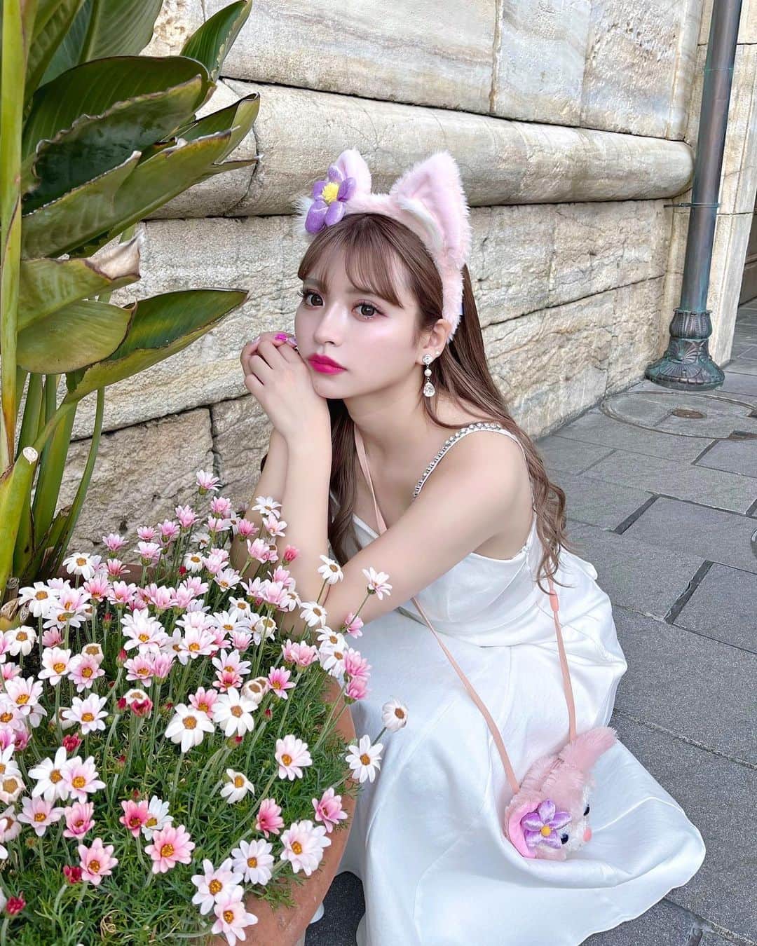 のインスタグラム：「. ディズニー投稿🐭 髪色かわいい🥲🥲💕メニューは リタッチカラー、エクステ、トリートメントです💇🏼‍♀️💕 毎回綺麗な色でみんな褒めてくれる🙏🏻 @mizuki_056 さんいつもありがとうございます🥺✨ この日はあったかくてエメのワンピ1枚で全然過ごせた♡ エメのワンピの丈感が本当にありがたくて、 毎日着たくなる🤣てか着てる🤣💓 SSもおすすめしたいのがたくさんあるなぁ！🥺💕 あと水着も可愛すぎていつもチラチラ見ちゃう、楽しみ👙 . #アンククロス #mmeeme #ディズニー #ディズニーシー #ディズニーコーデ #ワンピース」