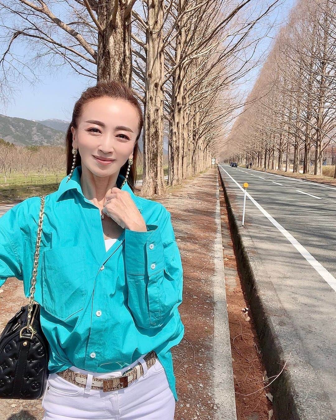 のインスタグラム：「最近顔がパッと華やかに見える カラーも取り入れたいと思う今日このごろ😊  この日はキレイ色のシャツに目を引くほどの 真っ白なパンツをコーデしたよ🤍  @zara のトータルコーデ✨  落葉したメタセコイヤ並木も趣きがあって良かった🌿  #ザラ#ザラジョ#シャツ#デニム#春コーデ#今日のコーデ#コーディネート#コーデ#大人キレイ#きれいめカジュアル#きれいめコーデ#大人コーデ#ファッション#ファッションコーデ #オシャレ#おしゃれ#おしゃれ好き #おしゃれママ#ママコーデ#ママファッション #gracecontinental#zara#zarawoman#zarafashion#fashion#coordinate#ootd#outfit#오오티디#패션」