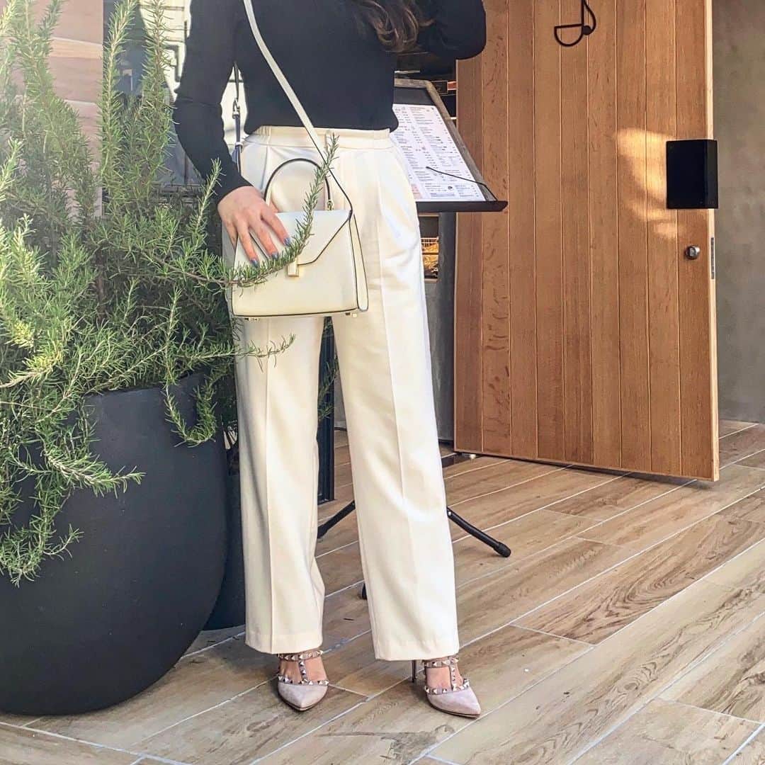 木下マリアのインスタグラム：「.  あったかくなってきた〜🌿  カフェ巡り大好き。  tops : @zara  bottoms : @micaanddeal_official  bag : @valextra  shoes : @maisonvalentino   .」