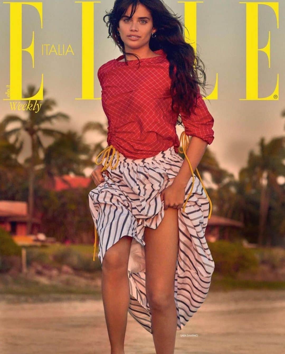 サラ・サンパイオのインスタグラム：「New cover @elle_italia  by @simonuptonpics  styling by  @micaelasessa  assisted by @simonefantuzzi  hair @peterbutlerhair  makeup @ericpolito @toryburch」