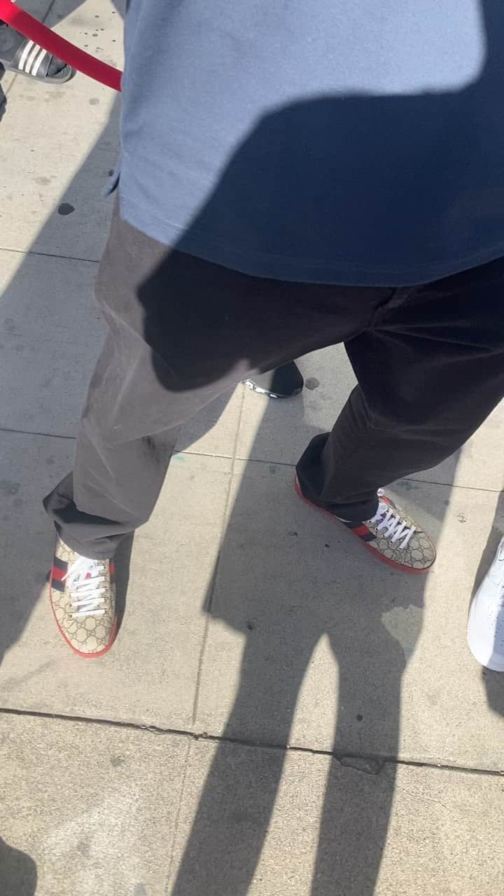 トニー・イエイヨーのインスタグラム：「@seedjunkycrew @dojapaks @wizardtreez @deofarms line was a movie 🎥 people sleeping outside for this RS11 clone drop. Felt like the #coachella of #cannabis⛽️⛽️⛽️🔥」