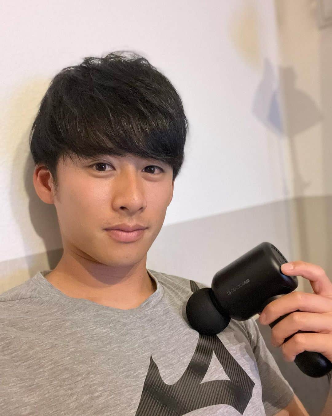 板東湧梧のインスタグラム：「日々のコンディショニングに使用させていただいています💪 心地よい振動で、緊張した身体をほぐしてくれます！  #doctorair #ドクターエア」
