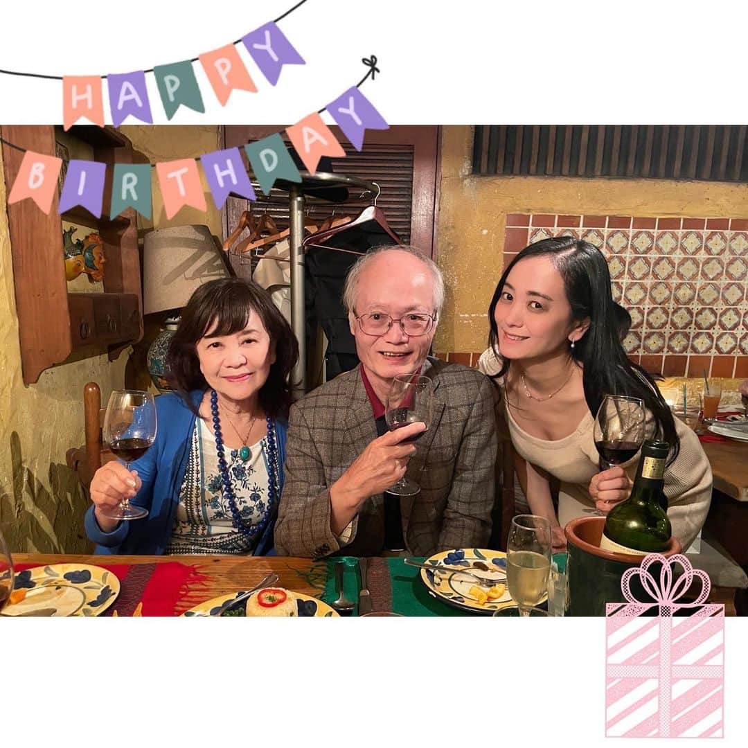 のインスタグラム：「大好きなママとお父さんがお誕生日をお祝いしてくれましたよ💕 ママ&お父さん、いつもたくさんの愛情をありがとう😊  原宿のお気に入りのメキシコレストランFONDA　DE　LA　MADRUGADAんフォンダ・デ・ラ・マドゥルガーダはまるでメキシコに来たみたいな空間♡大学生の頃にメキシコに留学させて貰ったので懐かしいし、マリアッチがギターで演奏してくれてメキシコに旅行しているみたいな気分になれました🇲🇽  グァカモーレアボガドのディップとトルティーヤチップ、海老ソテーのテキーラ風味クリームソースがけ、タコス🌮と、どれも本格的で美味しかったです💕  #原宿 #メキシコ料理 #お誕生日会 #マリアッチ #グアカモーレ #フォンダデラマドゥルガーダ #fondadelamadrugada」