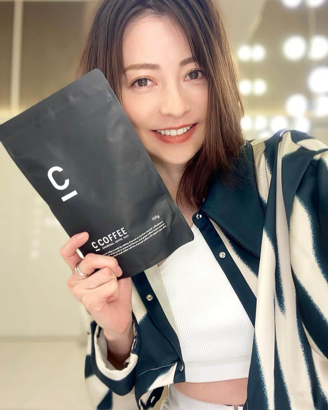 香里奈のインスタグラム：「本日から C COFFEE の新CMが始まりました ☕  Check this out !!!!!   @c_coffee_official   #ccoffee  #cm #20220413 #charcoalcoffee  #diet #skyhi #香里奈 #karina #簡単に飲めるので #忙しい方にも #すぐ眠くなっちゃう方にも #おすすめ  #毎日お疲れ様です  C COFFEEで #一緒に #腸活　 #しよーね  笑 #☕️」