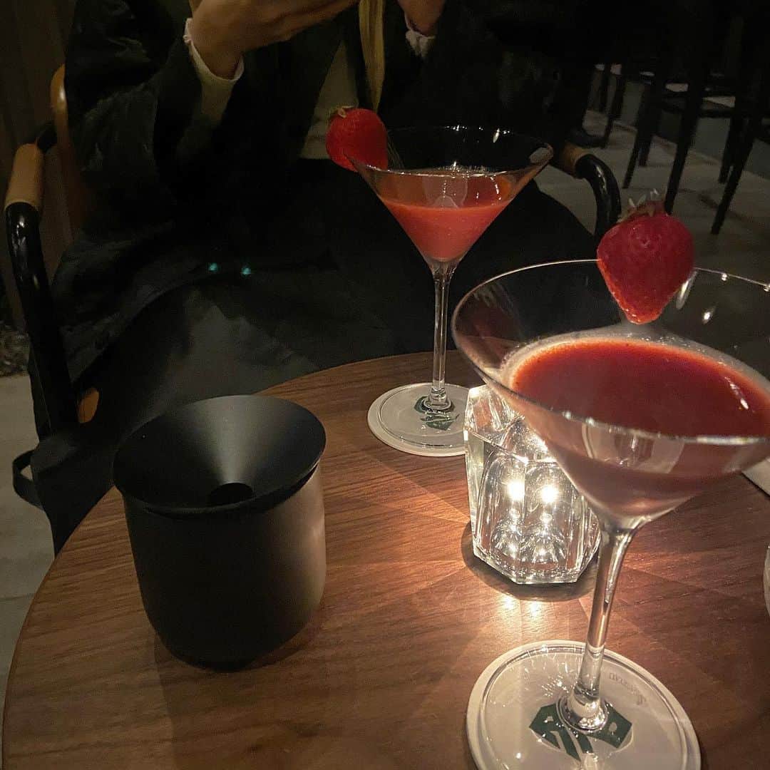 sarimaru(国木田さりまる)のインスタグラム：「はるかさんが「レオナルドで！☺︎」って頼んだらナポレオンだった美味しいすぎるいちごのカクテル🍸🍓 こちらディカプリオです。って出してくれた店員さんもイカしてて素敵なお店でした💭」