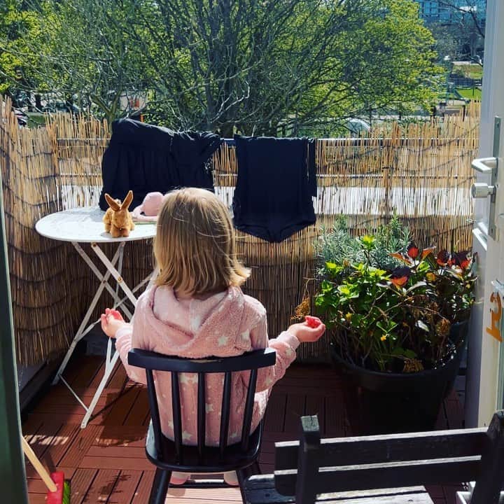 ヤナ・スクラのインスタグラム：「Ok. Ik heb nooit gezegd: hé vierjarige, weet je wat jij eens zou moeten doen? Dit deed ze uit zichzelf… ik mediteer soms waar ze bij is en dan glimlach ik er heel mysterieus bij…  blijkbaar was ze benieuwd. Geen idee verder hoor🥰❤️‍🔥🧃」