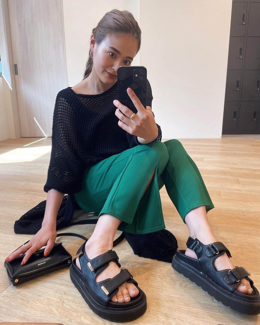 のインスタグラム：「Today'sCoordinate♡ 今日販売の限定アイテム達を早速GET♡ 透け透けアミアミニットも グリーンカラーがかわいい 美シルエットパンツもお気に入り♡ このTOPSは、インナー次第で遊べて楽しい♡ ブラックタンクを着てるけど ホワイトとか、ブラトップとかでもかわいくて良さそう♡ このパンツまじはきやすい！！ 楽ちんで季節感問わず履けるのがよい♡カラー物でも派手すぎない深みグリーンのパンツめちゃくちゃオススメです♡ どっちも本日18:00〜販売開始アイテムだよ♡ @trunc88_official  #trunc88 ■Cotton Acrylic Mesh Knit OP ￥7,150 ■Front Slit Ponte Fabric Pants ￥6,600」