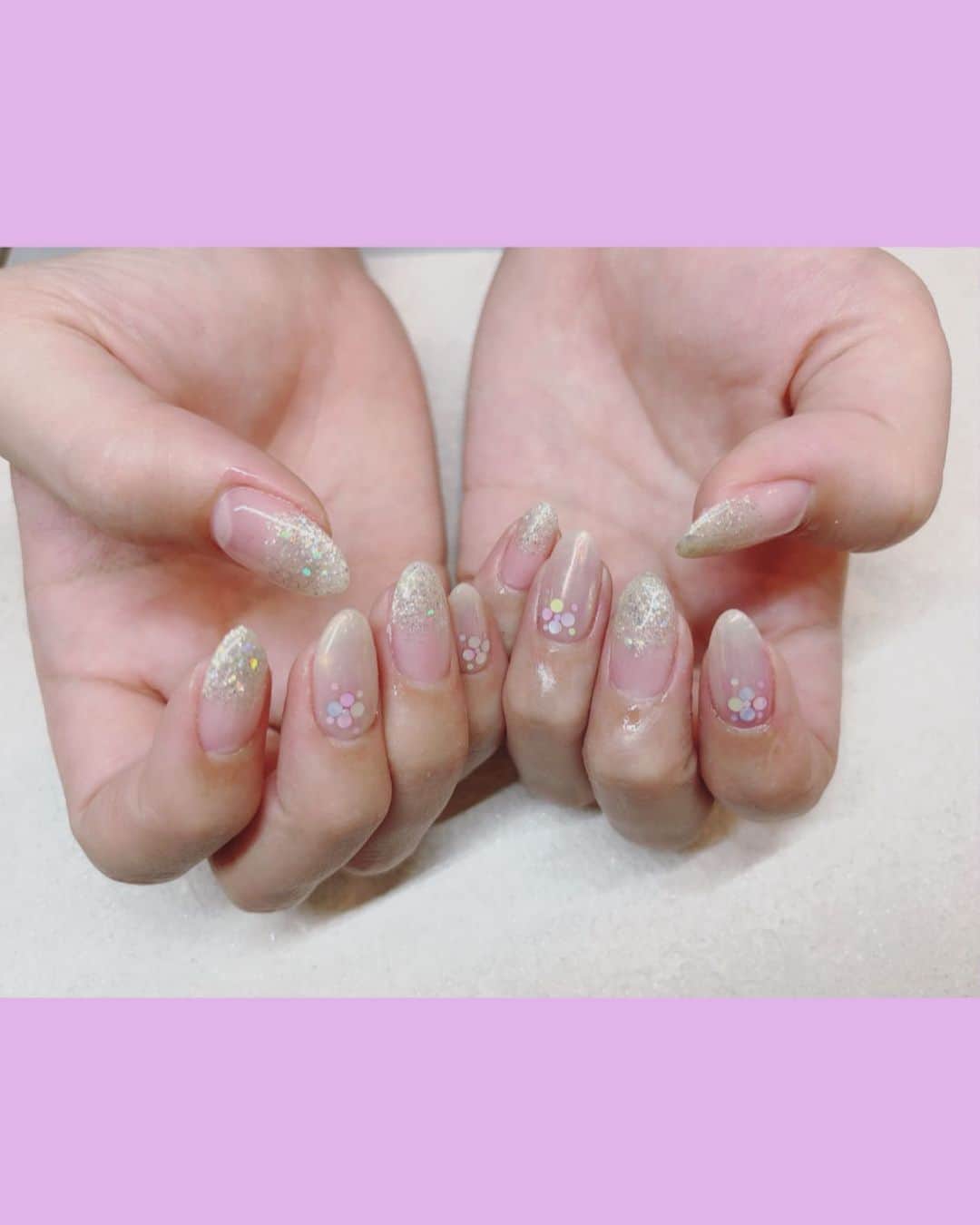 のインスタグラム：「. . . newnail💅 . . シルバーのラメがキラキラしてて可愛い💕 いつも私の好みどストライクなネイルに仕上げてくれる‼️ . ここでネイルすると、他店よりも断然に持ちがいいから、多分相性が良いんだろうなぁ😲🙌 . そういうのあるよね😲 . . いつもありがとうございます😌 . . #ジェルネイル #春ネイル #シルバーネイル #キラキラネイル #シンプルネイル #ラメグラデーション #ネイルスワンキー #お洒落は手先から #女子フォロワー歓迎 #newnail #followme」