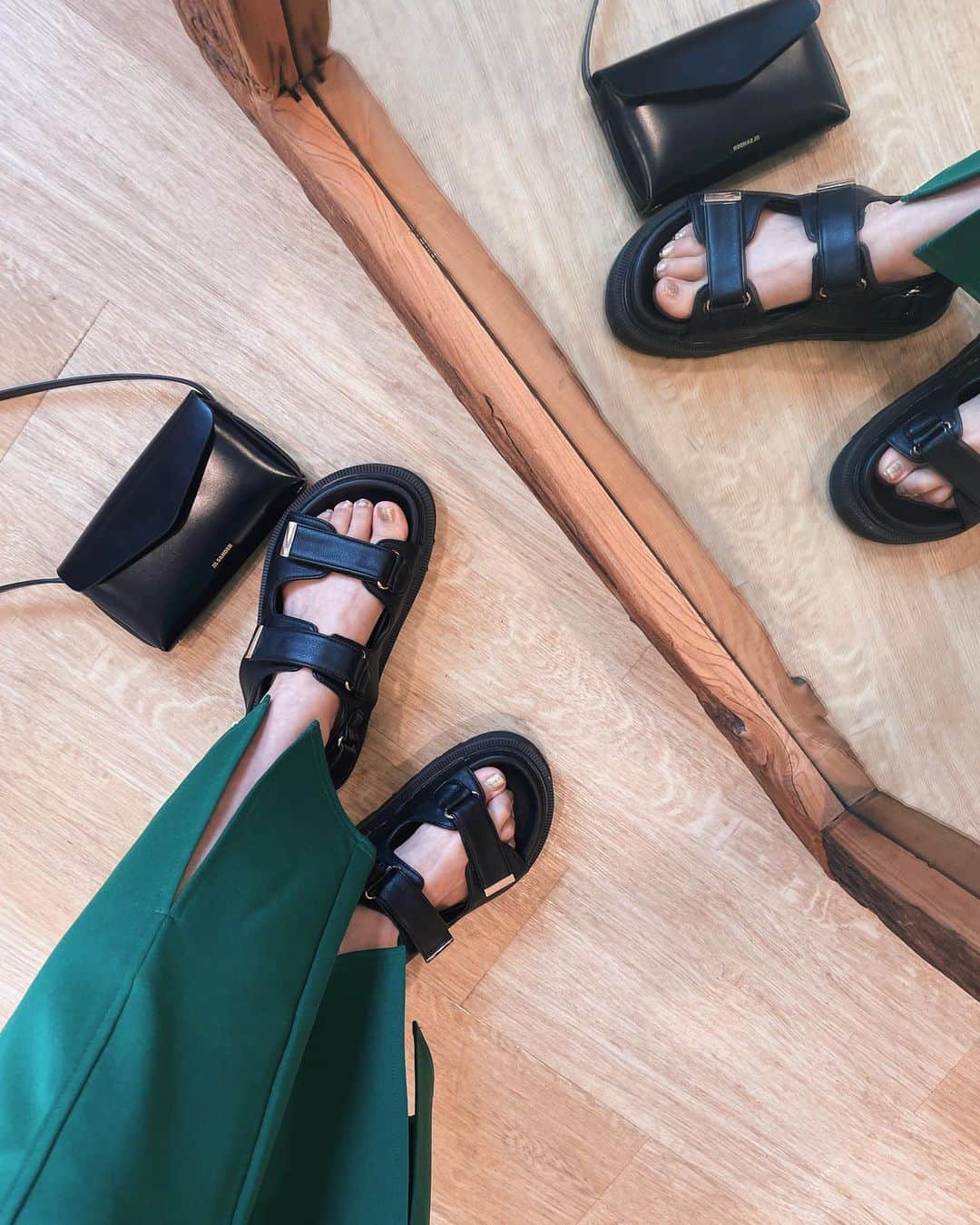 のインスタグラム：「すんごい履きやすくって ボリュームがお気に入りのサンダル👡 ベルト部分で着用時の履き心地や サイズ感を調整できるのも嬉しい♡ GOLD金具がデザインポイントになってるよ♡ 程よく厚みのあるソール部分のボリュームがポイントで身長も楽ちんなのにちょっと盛れる♡ ワンピやスカート、パンツ、ショーパンなどどんなボトムにも相性の良いボリュームサンダル♡ 素足ではもちろん靴下に合わせる コーディネートもオススメです♡ ■Synthetic Leather Belt Sandal ￥12,650(税込) @trunc88_official  #trunc88」