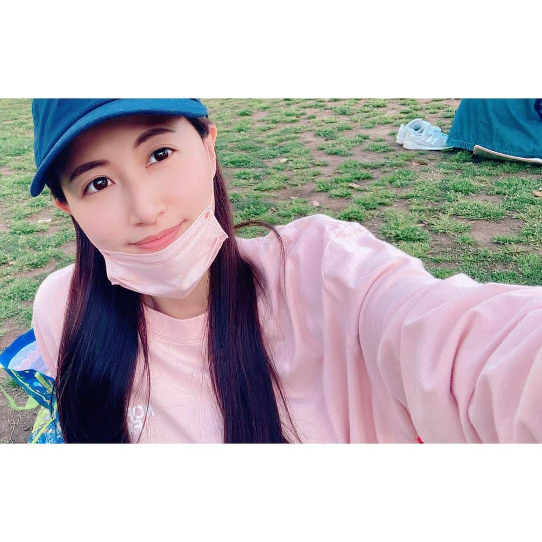 hirokoのインスタグラム：「先日の休日、緑の中で充電完了！🍀🍀🍀🧡✨ 写真では分かりにくいのですが、なんとサイズ間違えて5XLぐらいありそうなロンTを買ってしまい、服ダボダボでございます。。笑  でもダボっと感が案外これまた着心地良く、しばらくダボダボdaysになりそうです😏✨  そして明後日15日は東名阪ツアーファイナル大阪！！あと1公演という寂しさもありつつ😭、、今回3公演の中で生まれ故郷に一番近いのでお家に帰るような楽しみなイメージもありつつ🏡✨、ライブ前から色んな気持ちで溢れています🧡 大阪でも皆さんと共にパワーチャージできる時間になるように精一杯の心を込めて届けたいと思います、宜しくお願いします😌✨🌟  #しばらく #だぼだぼ #ハマりそう #☺️ #ロンT  #THENORTHFACE #🌈 #明後日 #は #東名阪ツアー #ファイナル #大阪 #宜しくね #😆🎶 #hiroko」