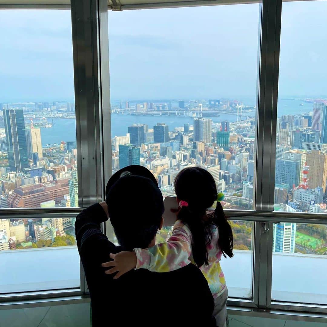 田村淳のインスタグラム：「タワー 1日に２タワー 東京タワー🗼に登ったら 東京スカイツリーが見えて あれがスカイツリーだよと言ったら あれも登りたい！というので 1日に２タワーはパパも初めてだから 行ってみよう！ということになり 登ってみました^_^  東京タワーもスカイツリーも それぞれに良さがあり比べる事ができて 本当に良い経験になった^_^  娘が言い出さなかったら 大人だけではやってなかったなぁw  #東京タワー #東京スカイツリー」