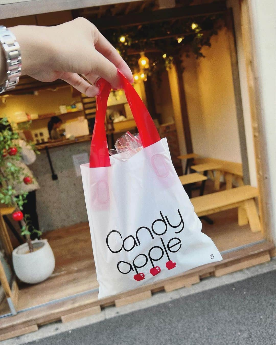 秋山衣梨佳さんのインスタグラム写真 - (秋山衣梨佳Instagram)「🍎🍏🍬 　 　 #Candyapple のりんご飴🍎 カットされてるのも売ってて ほんとはそれ買いたかったんやけど "30分以内に食べてください" って書いてあったから カットされてないやつにした〜！ プレーンとヨーグルチョコにした 家で包丁でカットできたよ👌  りんご飴ってパサパサで 初めしか美味しくないってイメージやってんけど りんごもみずみずしくて美味しかった！ ヨーグルチョコおいしすぎ！ また絶対買う〜〜！ テンションあがって感想長なった🫠 　 　 #りんご飴専門店#原宿」4月13日 16時45分 - akiyamaerika