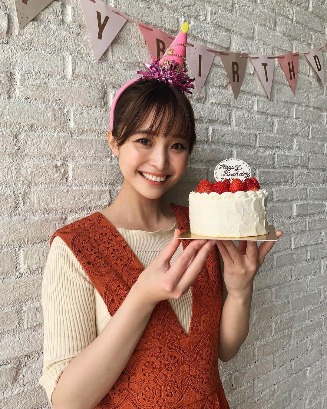 渡邊渚さんのインスタグラム写真 - (渡邊渚Instagram)「25歳になりました😊 今日は、とあるお仕事でお祝いをしていただき... 可愛いケーキに飾りなど、本当にありがたい限りです✨  コメントもありがとうございます！ ゆっく〜り、読んでいます。 たくさんの方におめでとうと言っていただけて、私は本当に幸せ者です😊  たくさんの方に感謝を伝えていきたいと思った誕生日でした。  #お誕生日#ケーキ#4月13日」4月13日 17時02分 - watanabenagisa_