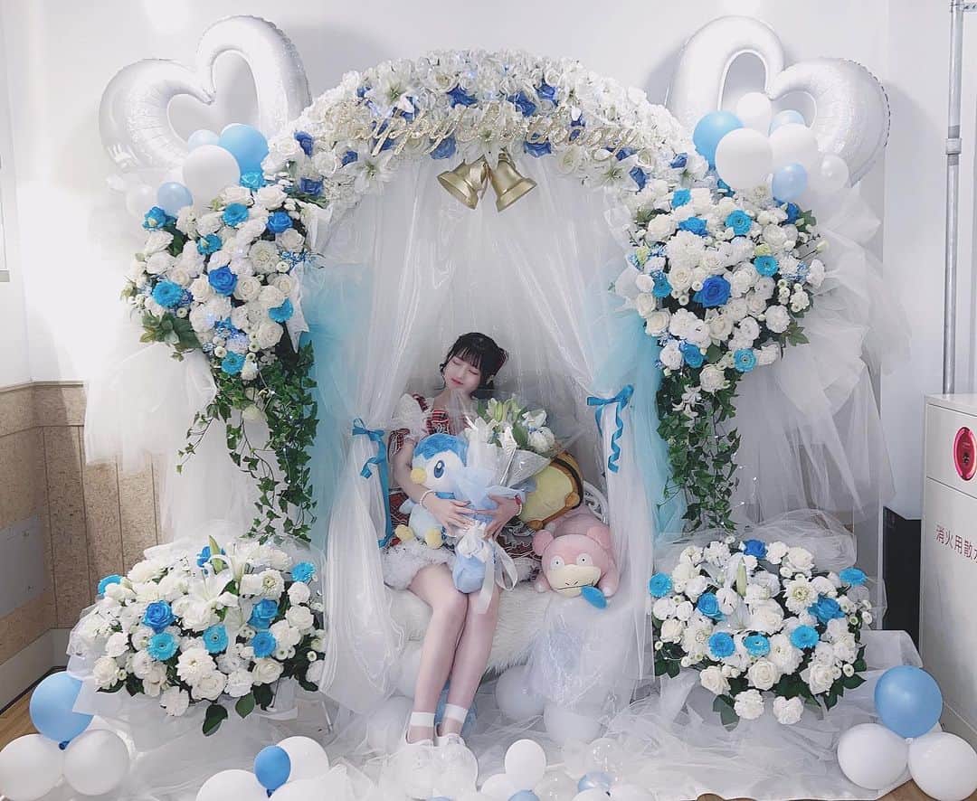 のインスタグラム：「生誕祭ありがとうございました!!  昨日は気持ちも時間もドタバタしててやっと落ち着いてきました🥺笑  まず、生誕チケットSold outありがとうございました!! 正直平日だし火曜日だし難しいって思ってたけど2日程でチケット完売、追加分も完売してとても嬉しかった🫧 ご来場いただいた方ありがとうございました!! ご時世柄やむを得ず来れなかった方も気持ちがすごい嬉しかったです!!  豪華なスタフラ、横断幕、ケーキ、花束、アルバム、プレゼント、全部ありがとうございます🫧 大切にします!!  今年のセトリはみんなが喜んでくれるセトリ、を第一に考えて作りました、どうでしたか？ わたしは足がつりました。 メンバーも楽しかったって言ってくれて嬉しかったです🫶🏻  特典会も長時間並んでくれてありがとう🫧 またゆっくりお話しようね､!  今年の生誕祭で改めてたくさんの方に支えられていると感じました、歌もダンスも上手いわけではないし、ヘラヘラしてるだけだけどこれからもみんなの為にがんばりたいなって思いました!! もちろん自分の夢も叶えていく〜🫰🏻 なので末永く見守ってくれたらうれしいです!!  衣装のことはまた別で詳しく載せます♡  生誕委員の皆様へ、 たくさん準備してくれてありがとうございました!! わたしの好きなものがたくさんの空間しあわせでした、わがままだから世界観作るのほんとうに大変だったと思います、、ほんとうにありがとう、、一生の思い出になったし、お家に持って帰ってこれたものは全て大切にします(スタフラのベルはダメだた🫠笑) ほんとうにありがとう〜!!  #アイドル #黒髪ロング #コスプレ #follow #like4like  #instafollow #instalike #followme #following #follower  #팔로우미 #팔로우환영 #エクステ #シールエクステ #ottd #透明感カラー #せんいる #생일 축하해」