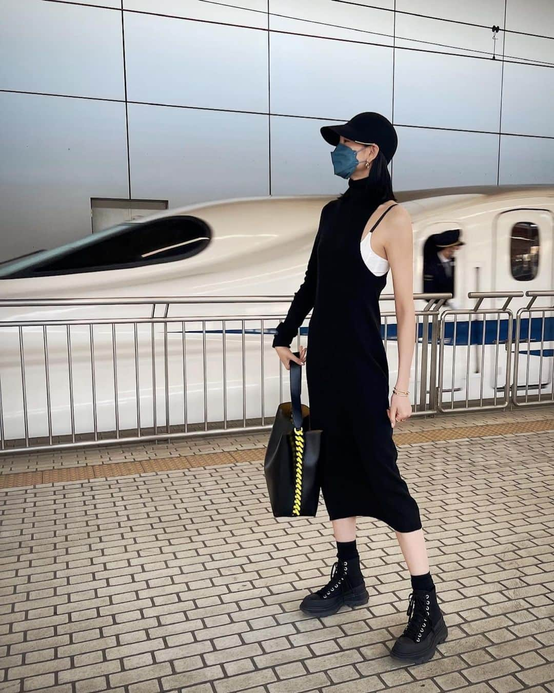 冨永愛さんのインスタグラム写真 - (冨永愛Instagram)「⁡ ⁡ 新幹線とちょっとリンク🚅 #そんな私服 ⁡ このバッグ、完璧にレザーに見えるのにレザーじゃない すごい、、、 Bag @stellamccartney  Knit dress @rena_semba× CITYSHOP ⁡」4月13日 17時25分 - ai_tominaga_official