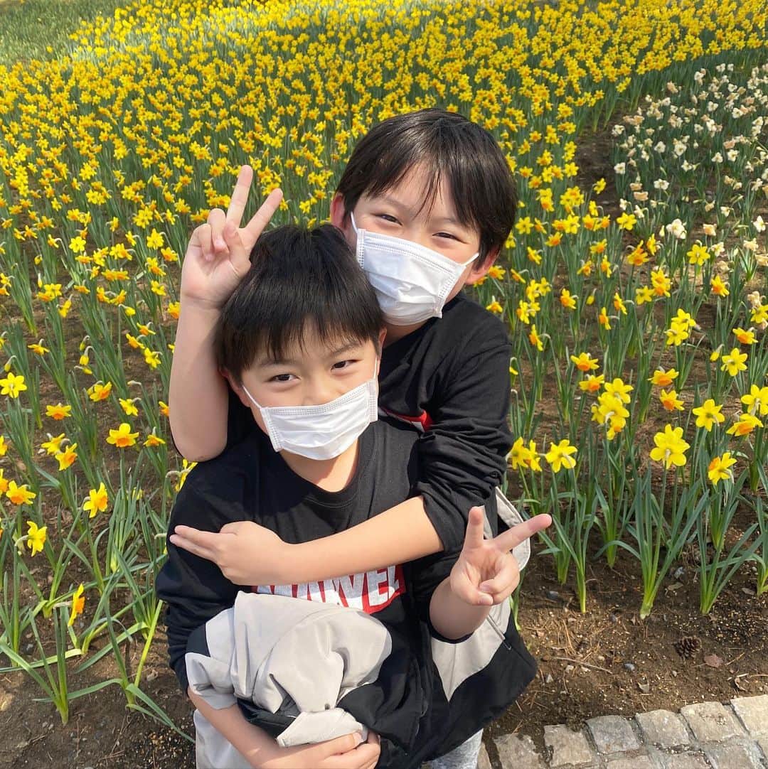 のインスタグラム：「【春休みの動物園】 今日は春休み中に行った動物園の動画です！ ⁡ こんな近い距離で動物たちが見れる事に感動‼️ ⁡ 初めて行った動物園でしたが、あっくんとなーたんがかなり気に入ったようなので、夏休みにまたいきまーす✨😊 ⁡ #brother4 #YouTuber ⁡#かみね動物園  #春休み #あっくんカメラマン」