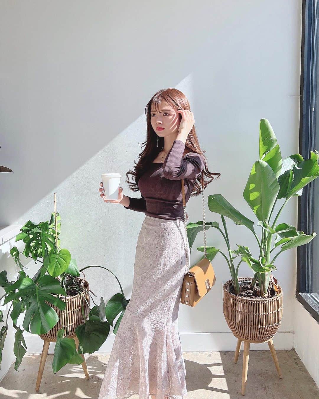 のインスタグラム：「最高に大人可愛いコーデを #grl で組んでみました👗💓 　  このトップス、実はミニのワンピースなの🥰トップスにしても可愛いなと思ってスカートにイン。そして肩幅が少し大きかったのでオフショルっぽく下ろしてセクシーに🌹 　 レースのマーメイドスカートもとっても可愛い🥺💓プチプラに見えない可愛さ💫  　 この可愛いカフェとも相性バッチリ👍 　 OP & Skirt  @grl_official  Bag @jimmychoo     バッグが開いているのはご愛嬌🤔笑  　  #グレイル#grl購入品#マーメイドスカート#レーススカート#大人コーデ#大人ファッション#大人女子#プチプラコーデ#グレイルコーデ#jimmychoo#ジミーチュウ#韓国ファッション」