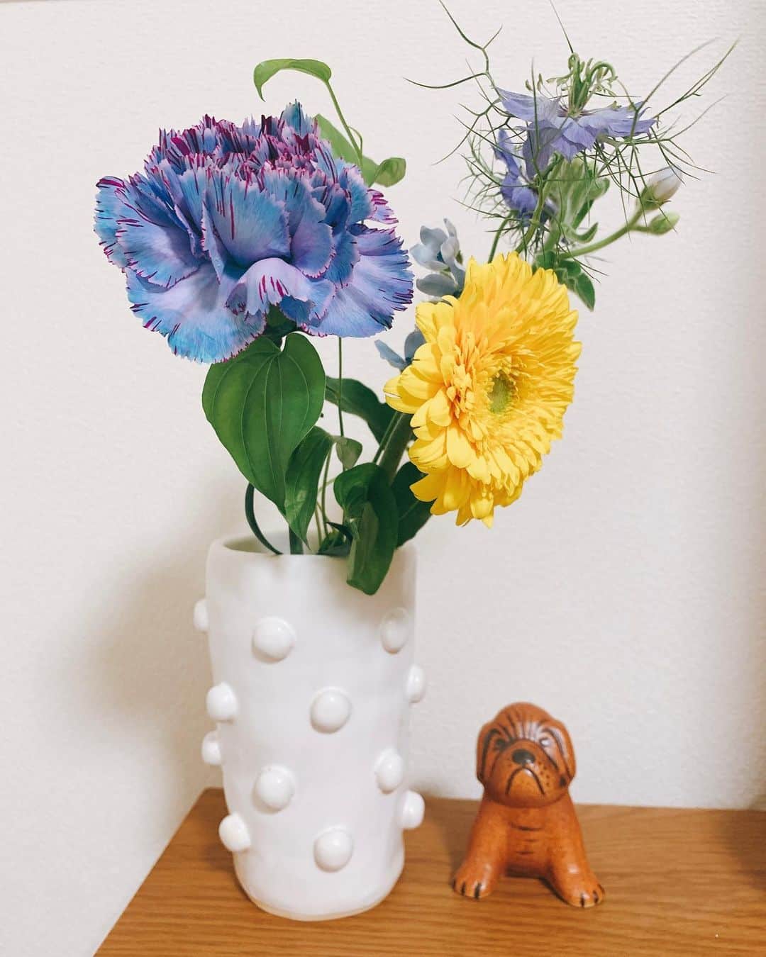 深川麻衣 のインスタグラム：「💐 陶芸で作ったものが 続々と焼き上がってきました☺️ こちらはつぶつぶ花瓶🍇 さっそくお花を生けてみました。  さてさて、今日は水曜日。 特捜9の日です〜✨🙋‍♀️ 今夜21時から第2話です。是非っ！」