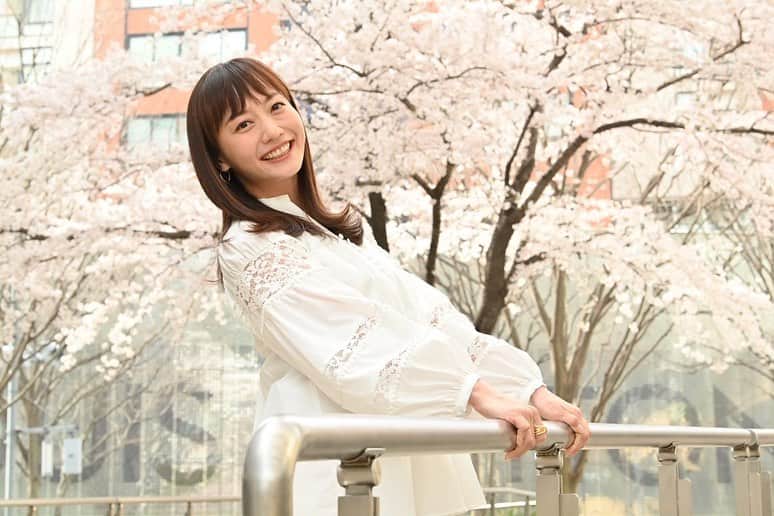 のインスタグラム：「テレビ朝日アナウンサーの桜をバックにした壁紙配信が今日からスタートしました🌸 (この2枚はオフショットです📷) もう少し桜を楽しみたかったなぁ🌸という方、是非ダウンロードしてお楽しみください🤍  後輩アナウンサーたちの優しくて可愛らしい表情と美しい桜に私もしばらく癒されることにします♪  #さくら #桜 #サクラ #壁紙 #ぜひダウンロードしてください #テレ朝会員限定コンテンツ で検索してくださいね  #テレビ朝日 #アナウンサー #佐藤ちひろ アナ @chihiro.sato_ex  #並木万里菜 アナ @marina_namiki  #森山みなみ アナ @minami.moriyama_ex  #八木麻紗子 アナ #渡辺瑠美 アナ @rumi_watanabe_ex  #島本真衣」